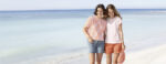 Zwei Frauen, gekleidet in Maas Natu, am Strand