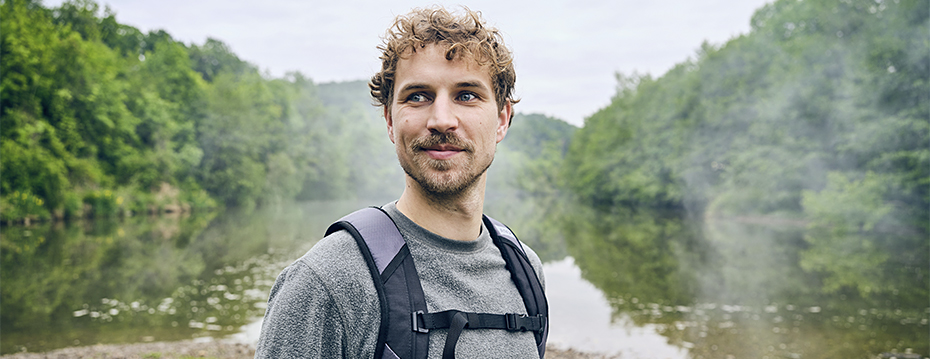Junger Mann in der Natur
