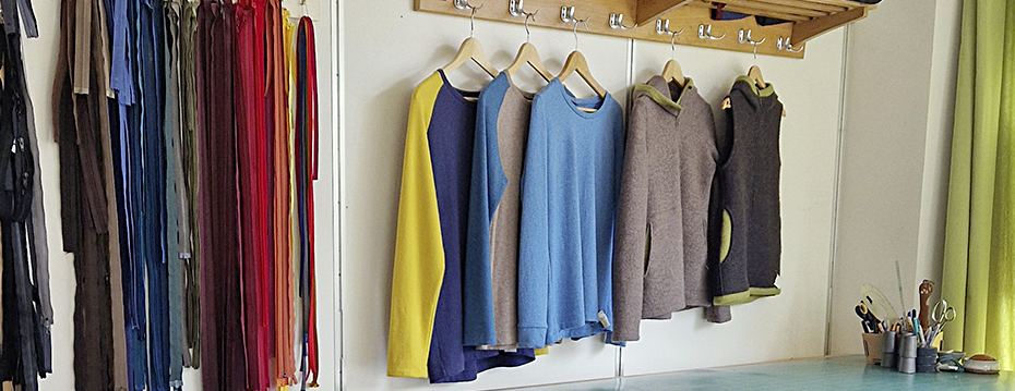 Wollstichling innen mit Mänteln an der Wand