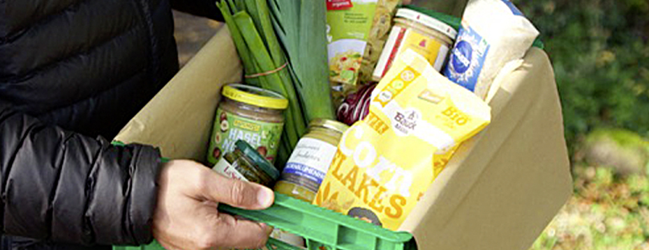 Die Hof-Kiste-Grummersort mit verschiedenen Produkten in der Hand