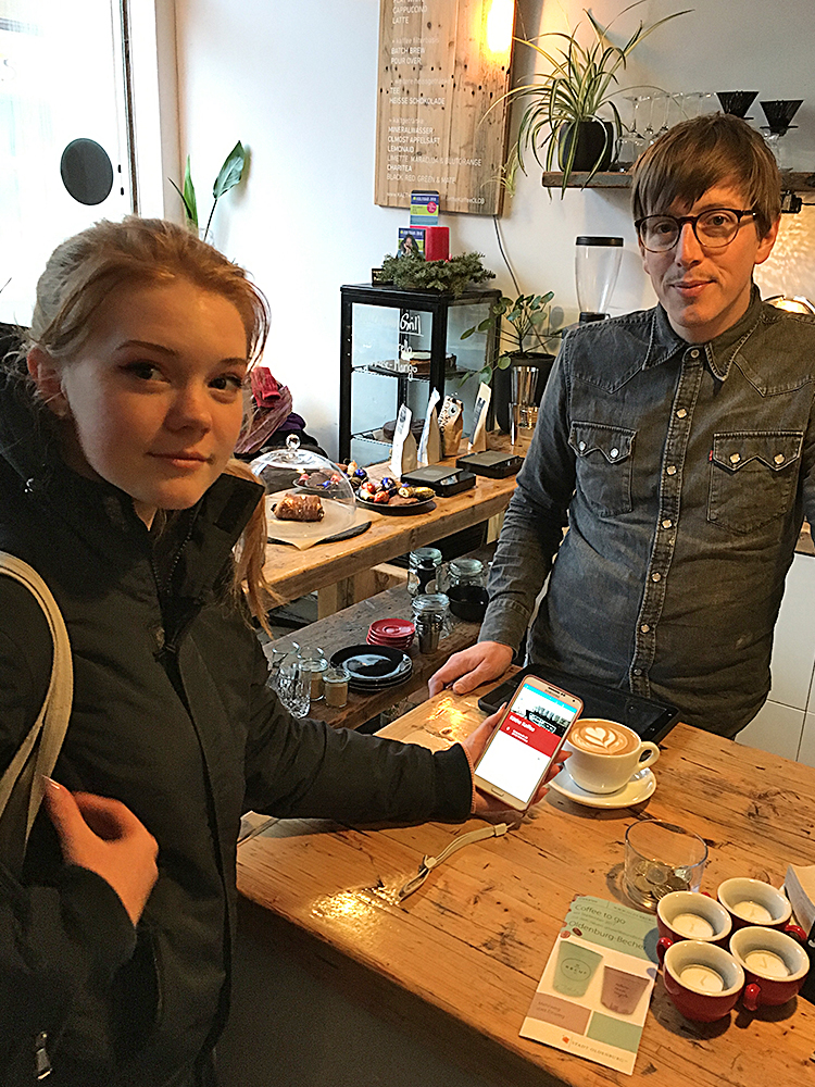 Yasmin hat bei Tante Käthe in der Kaiserstraße für ihren fairen Molienda Kaffee einen Gutschein eingelöst. Mit ihrer App.