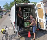 Dienstagnachmittag liefert Claudia von der Hofgemeinschaft Grummersort für das SoLaWi-Depot in Eversten aus. Rainer organisiert für dieses Depot die Annahme. Fot: Elke Syassen