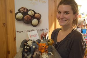 VEN-Promotorin Canan Barski im Weltladen mit Eierwärmern aus Filz. Fotos: Barthel Pester