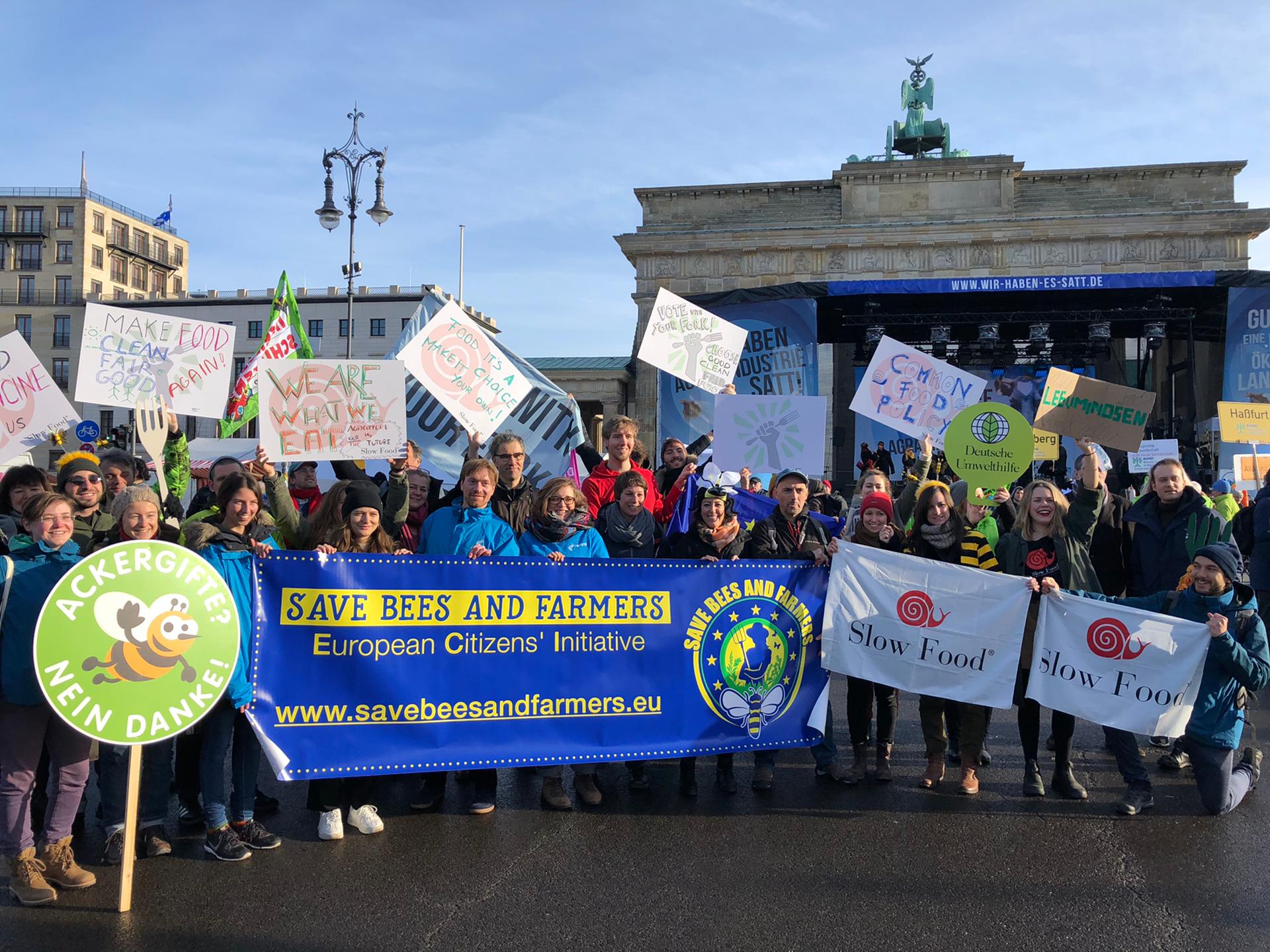 Das Initiativenbündnis bei der „Wir haben es satt!“-Demonstration in Berlin.