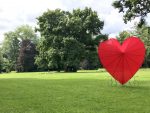 Ein rotes Herz im Oldenburger Schlossgarten.