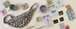 Das Sortiment von Misuki, darunter Becher, Socken, eine Tasche und Ohrring